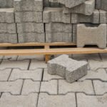 Imagem de concreto permeável em calçada urbana, mostrando como permite a infiltração de água