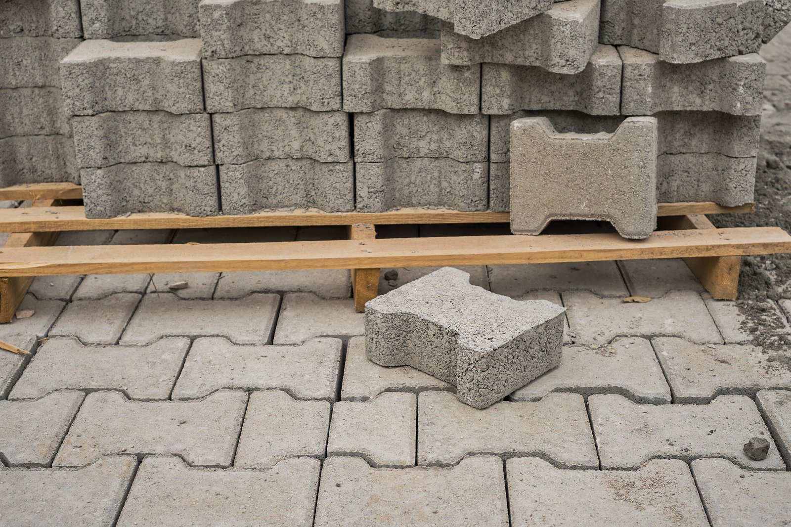 Imagem de concreto permeável em calçada urbana, mostrando como permite a infiltração de água