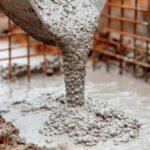 Imagem de concreto pesado sendo utilizado em uma obra, destacando os agregados de alta densidade empregados