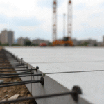 Imagem de concreto protendido com cabos de aço tensionados em uma obra de construção civil