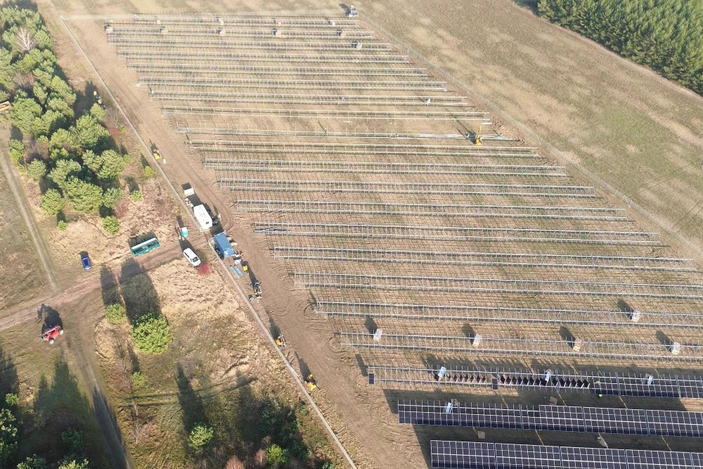 Obra com elementos sustentáveis como madeira certificada e energia solar
