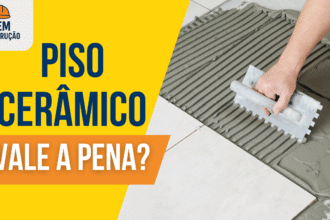 Profissional assentando piso cerâmico com desempenadeira dentada