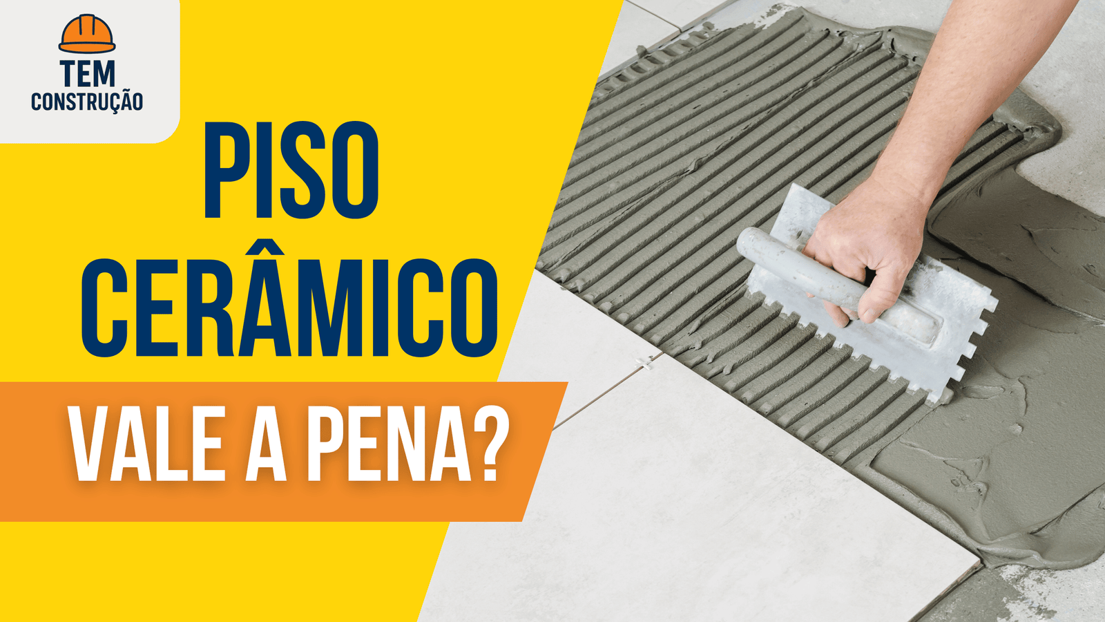 Profissional assentando piso cerâmico com desempenadeira dentada
